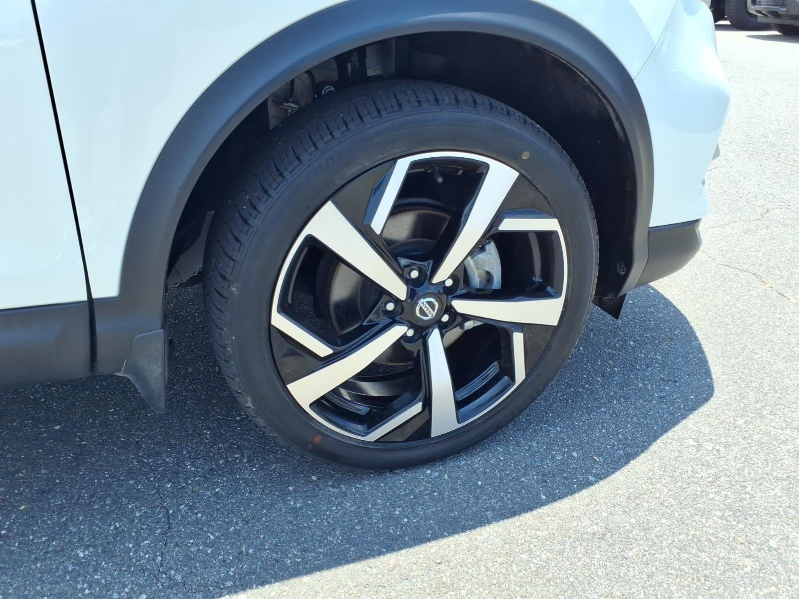 Used 2022 Pearl White Tricoat Nissan SL image 13