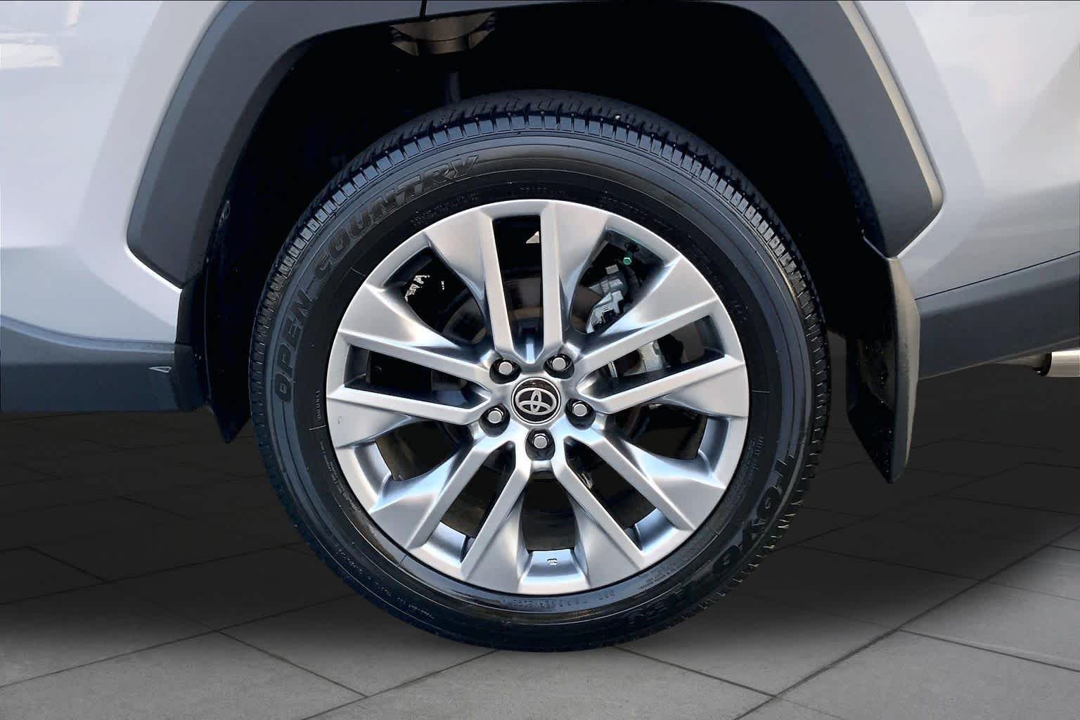Used 2024 Silver Sky Metallic Toyota XLE Premium image 11