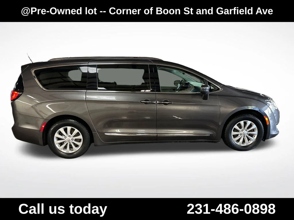 Used 2018 Gray Chrysler Touring L image 6