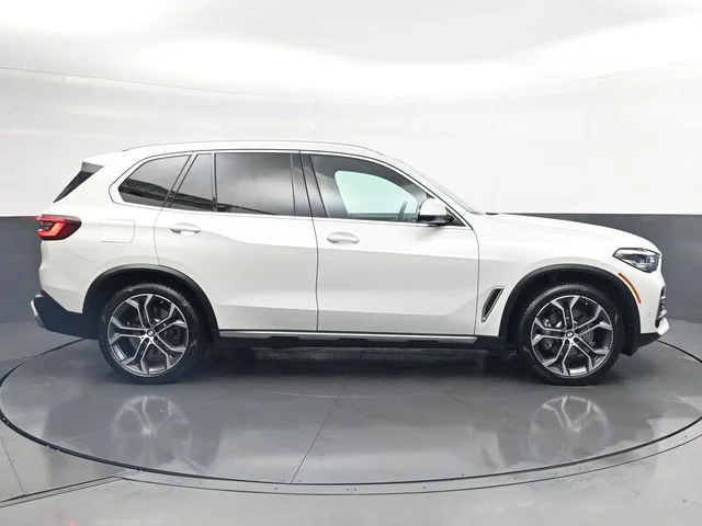 Used 2023 White BMW sDrive40i image 3