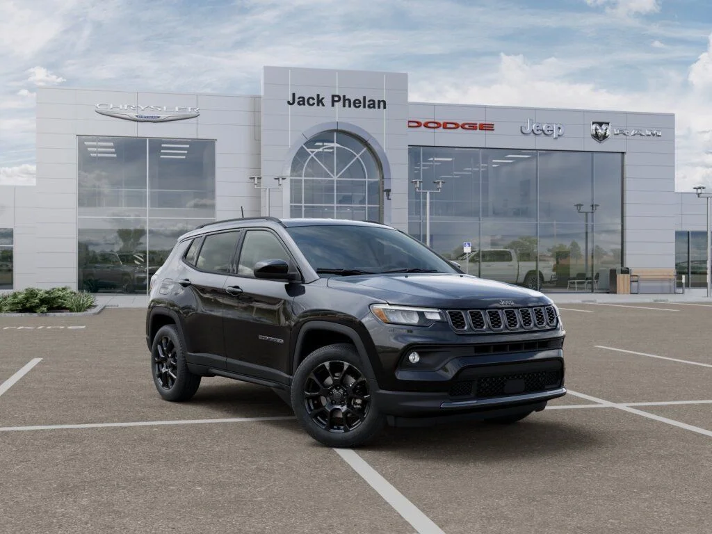 New 2026 Diamond Black Crystal Pearl-Coat Exterior Paint Jeep Latitude image 5
