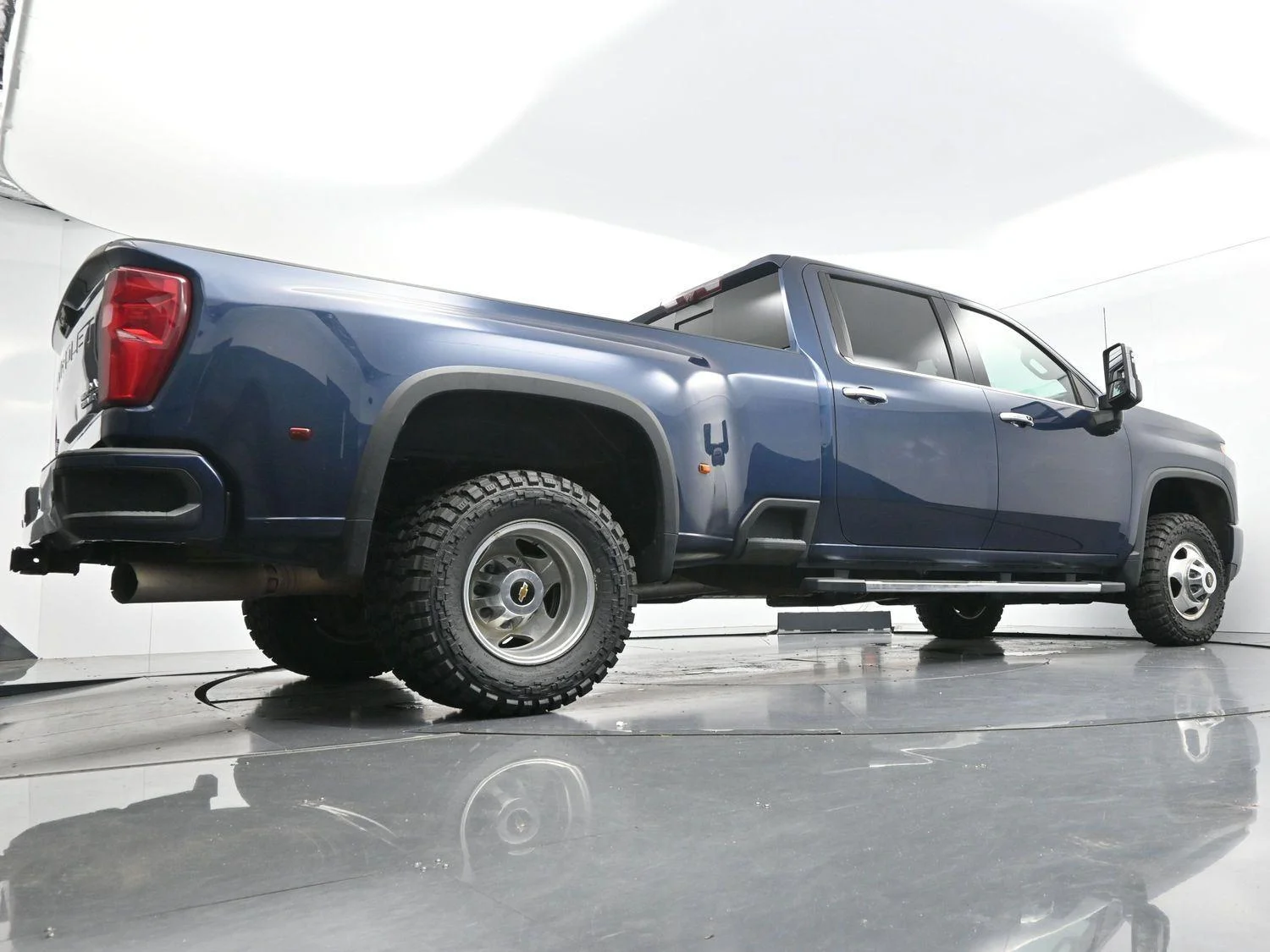 Used 2023 Northsky Blue Metallic Chevrolet High Country image 45