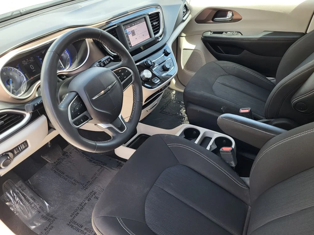 Used 2023 White Chrysler LX image 10