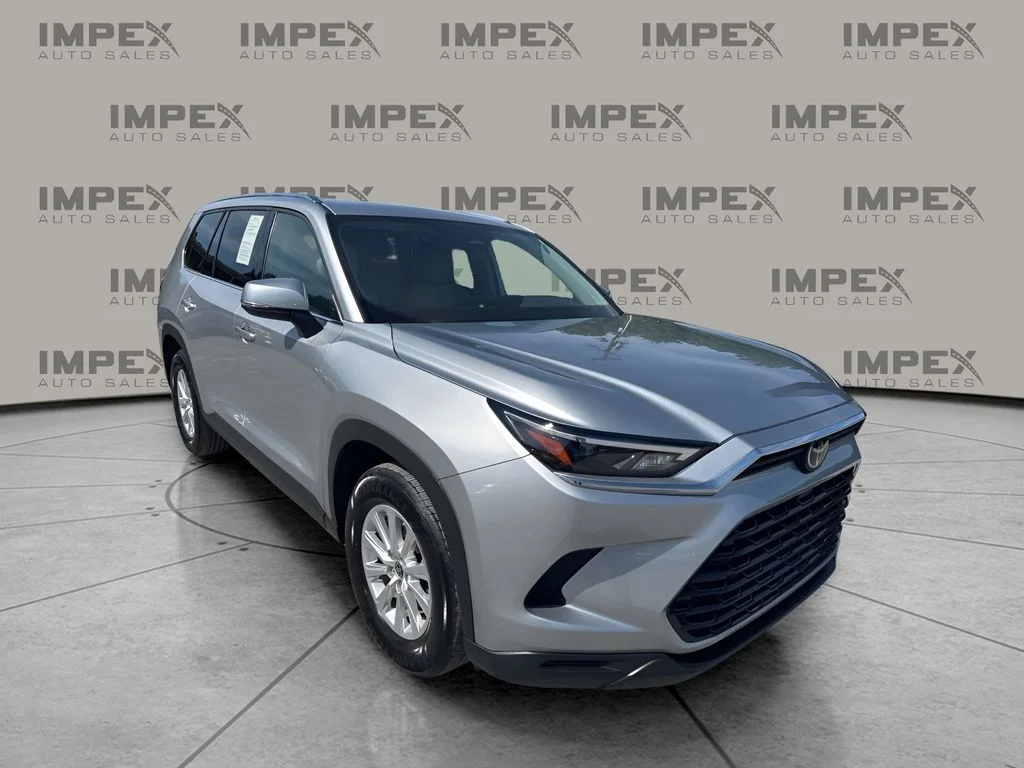 Used 2025 Silver Toyota XLE image 9