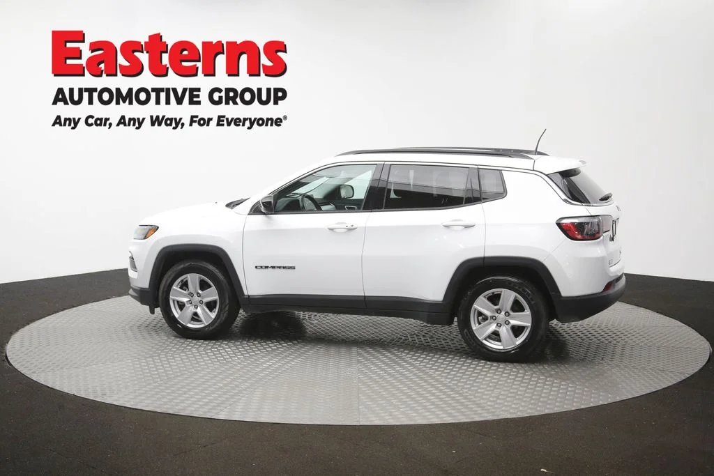 Used 2022 White Jeep Latitude image 61