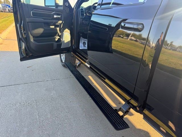 New 2026 Diamond Black Crystal Pearl-Coat Exterior Paint RAM Laramie image 9