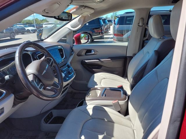 Used 2019 Velvet Chrysler Touring L Plus image 10