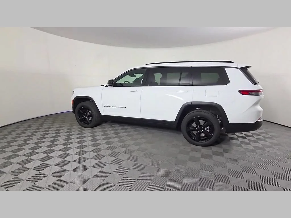 New 2026 Bright White Clear-Coat Exterior Paint Jeep Limited image 31
