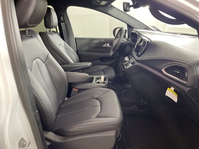 New 2025 Bright White Clear-Coat Exterior Paint Chrysler Select image 45