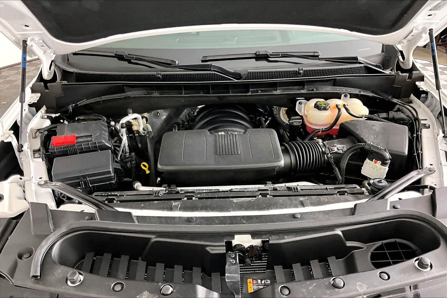 Used 2025 White Frost Tricoat GMC Denali image 31