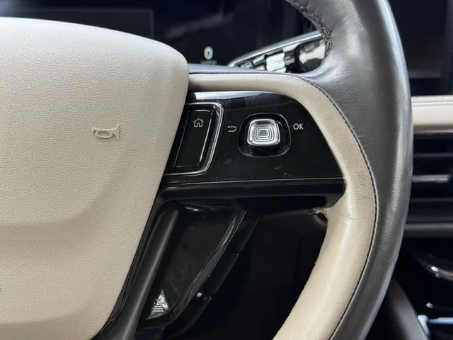 Used 2022 White Lincoln Grand Touring image 11
