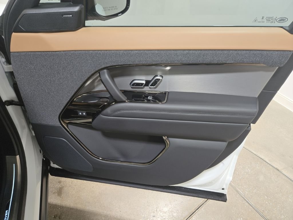 Used 2025 Fuji White Land Rover Dynamic SE image 23