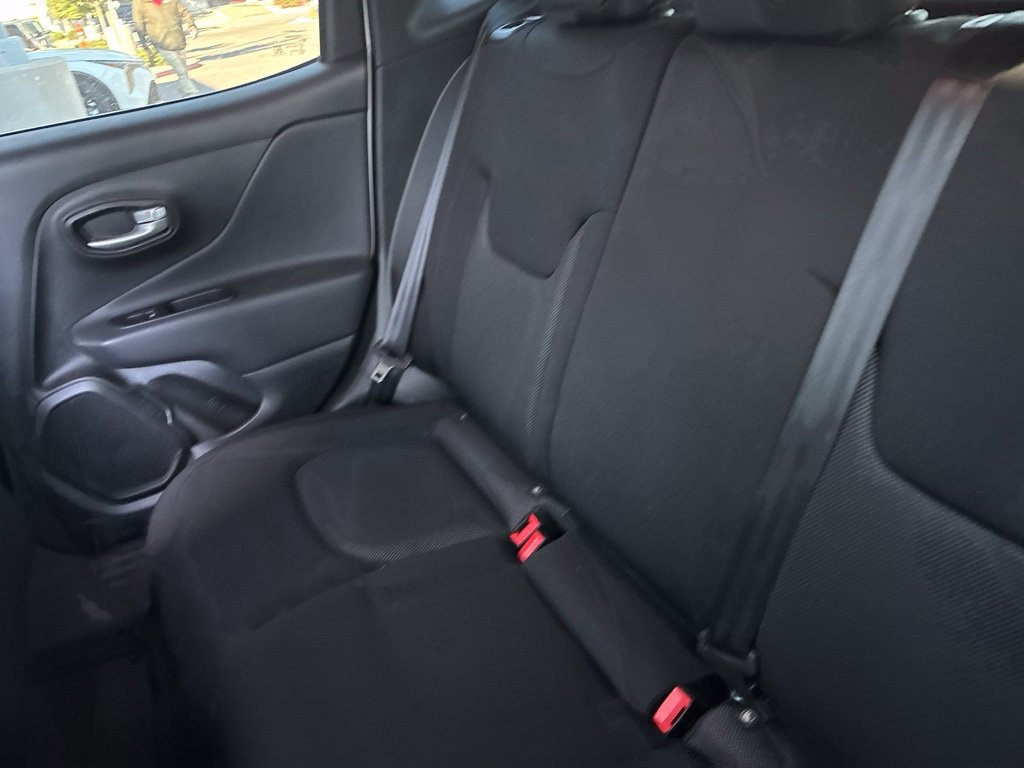 Used 2023 White Jeep Latitude image 27