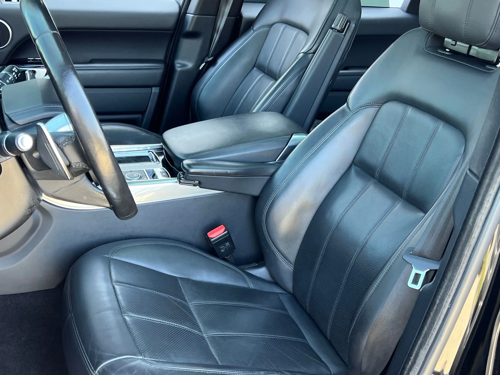Used 2022 Black Land Rover HSE Silver Edition image 4