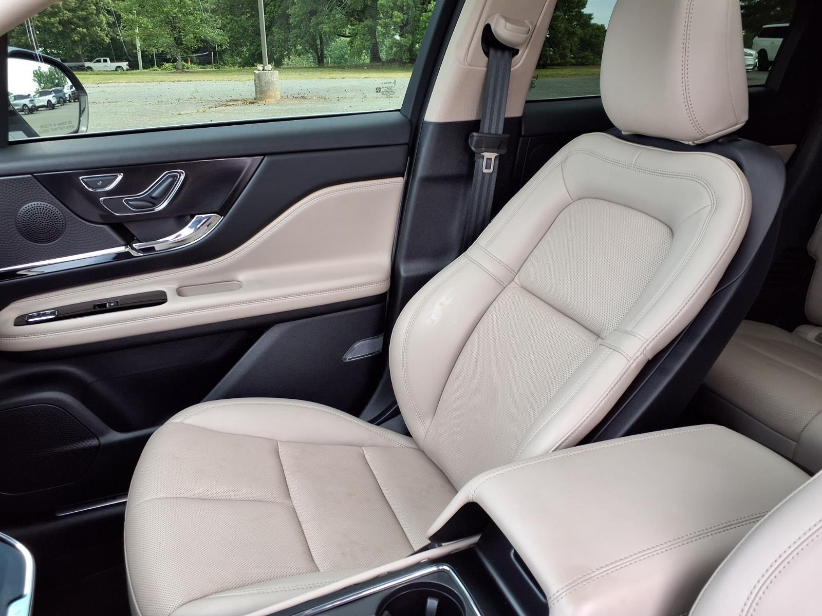 Used 2025 Crystal White Metallic Clearcoat Lincoln Grand Touring image 22