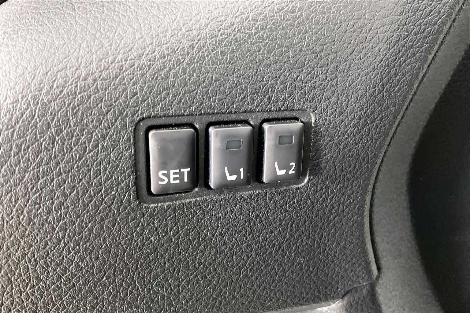 Used 2018 Pearl White Nissan SL image 32