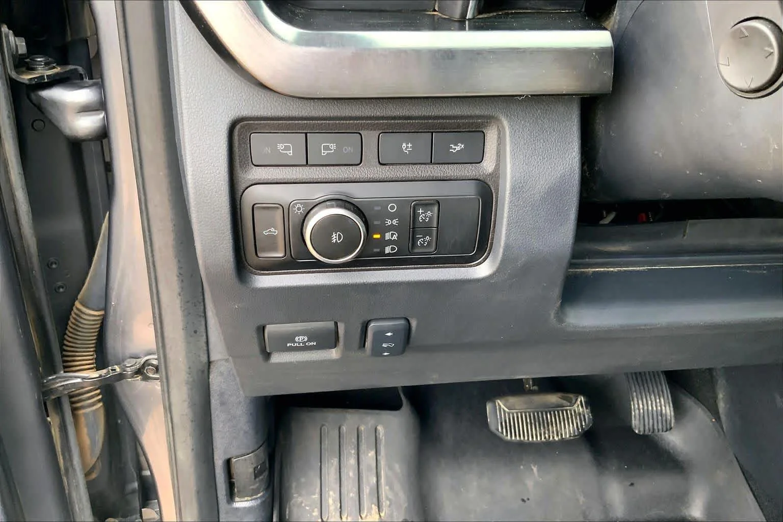 Used 2024 Carbonized Gray Metallic Ford LARIAT image 31