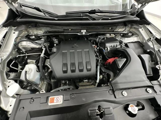 Used 2024 Silver Mitsubishi SE image 35
