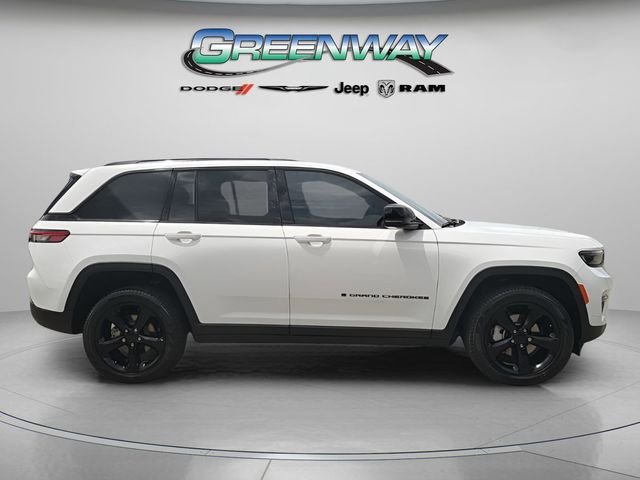 Used 2025 White Jeep Limited image 4