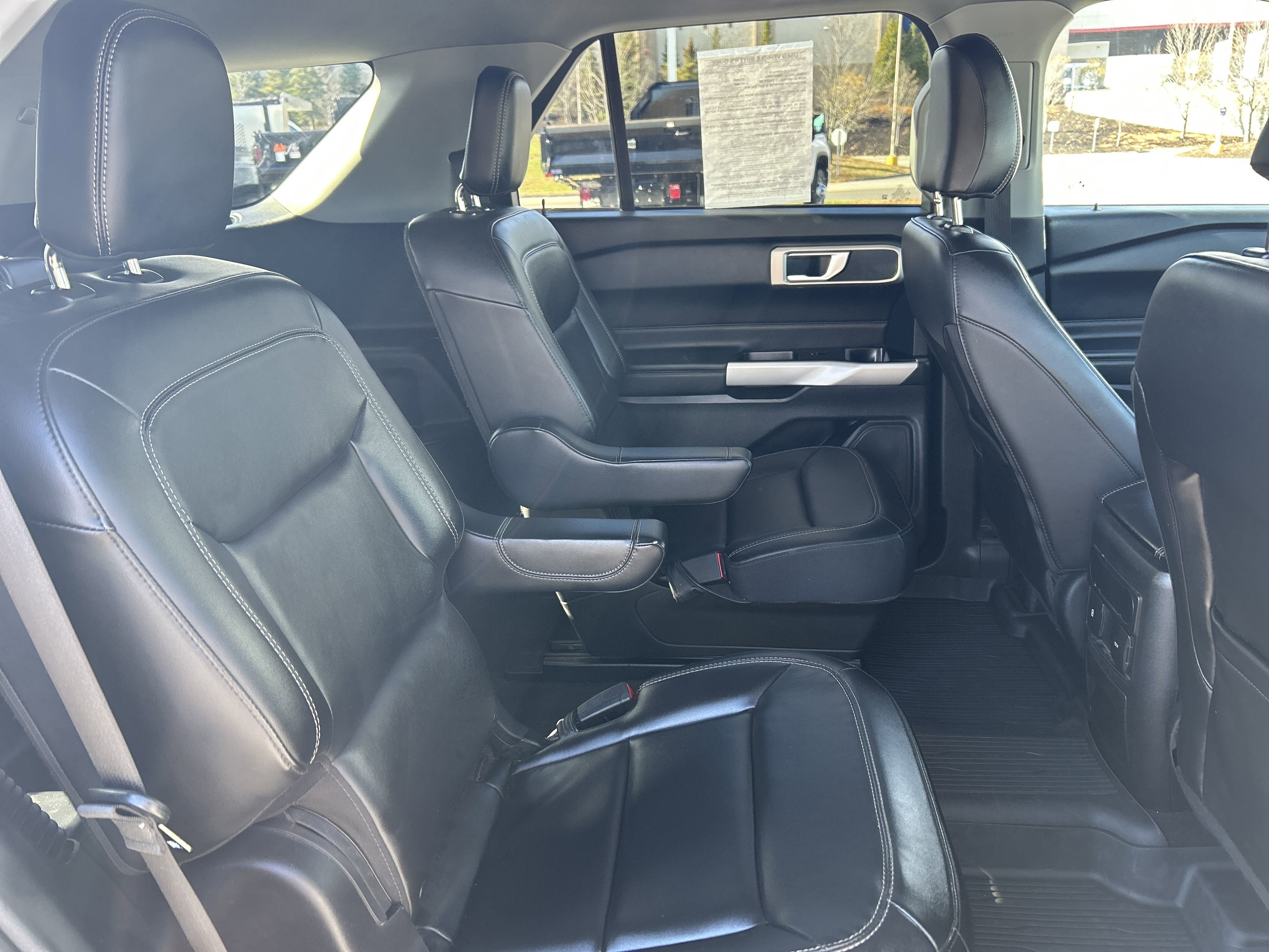 2023 Ford Explorer XLT photo 3