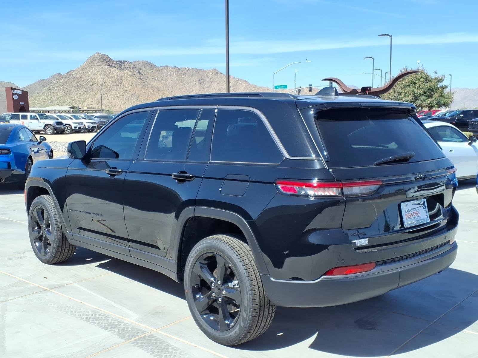 New 2026 Diamond Black Crystal Pearl-Coat Exterior Paint Jeep Limited image 4