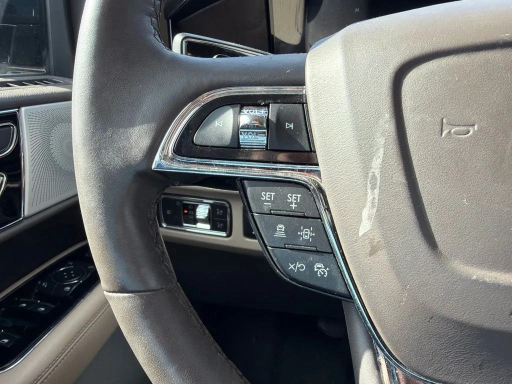 Used 2022 Silver Lincoln Reserve image 26