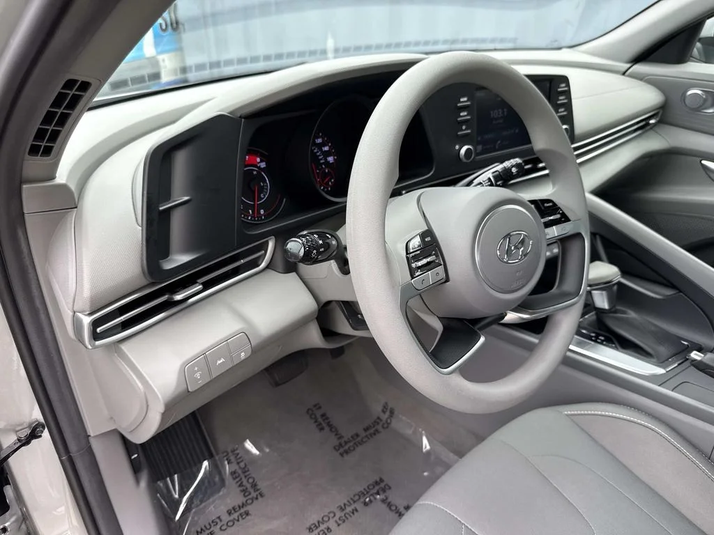 Used 2022 Silver Hyundai SEL image 23