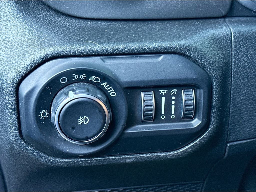 Used 2018 Granite Crystal Metallic Clearcoat Jeep Sahara image 10