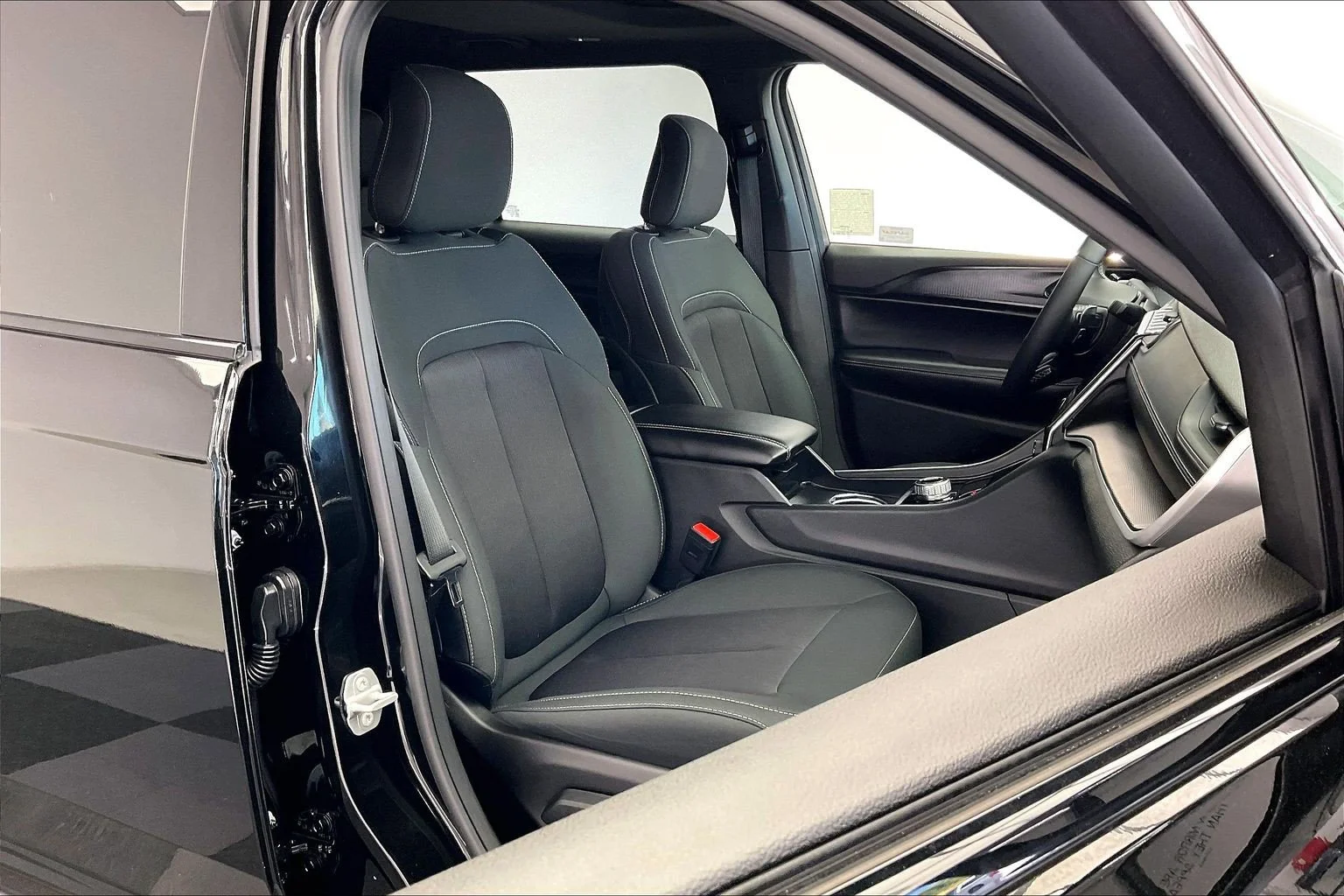 Used 2025 Diamond Black Crystal Pearlcoat Jeep Laredo image 6