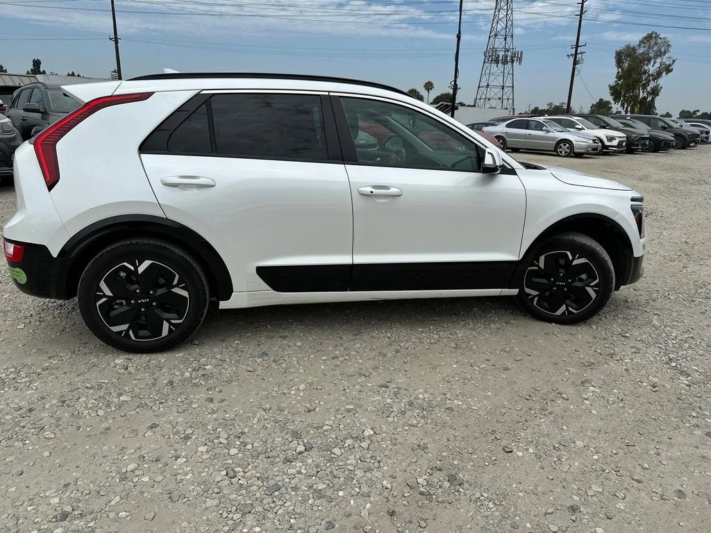 Used 2023 White Kia Wind image 6