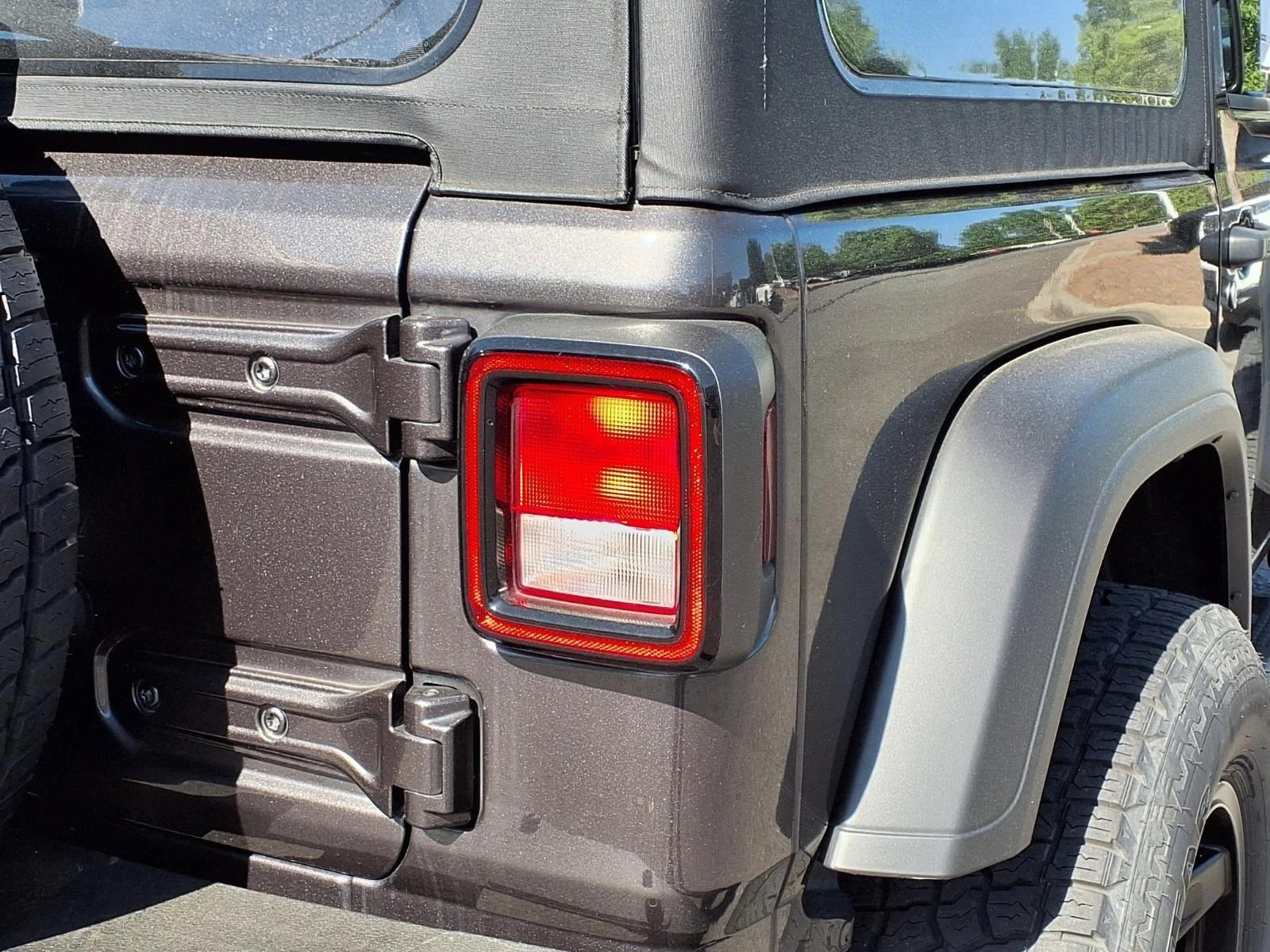 Used 2020 Granite Crystal Metallic Clearcoat Jeep Sport image 16