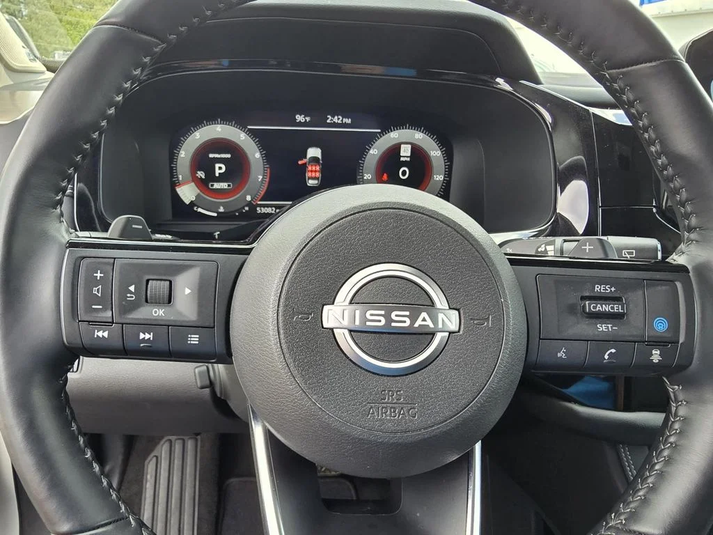 Used 2023 White Nissan Platinum 4WD image 13