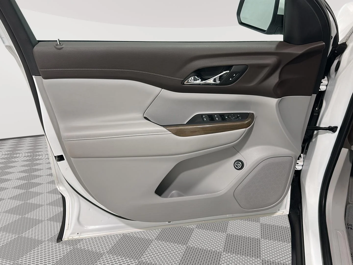 Used 2023 Summit White GMC SLE image 18