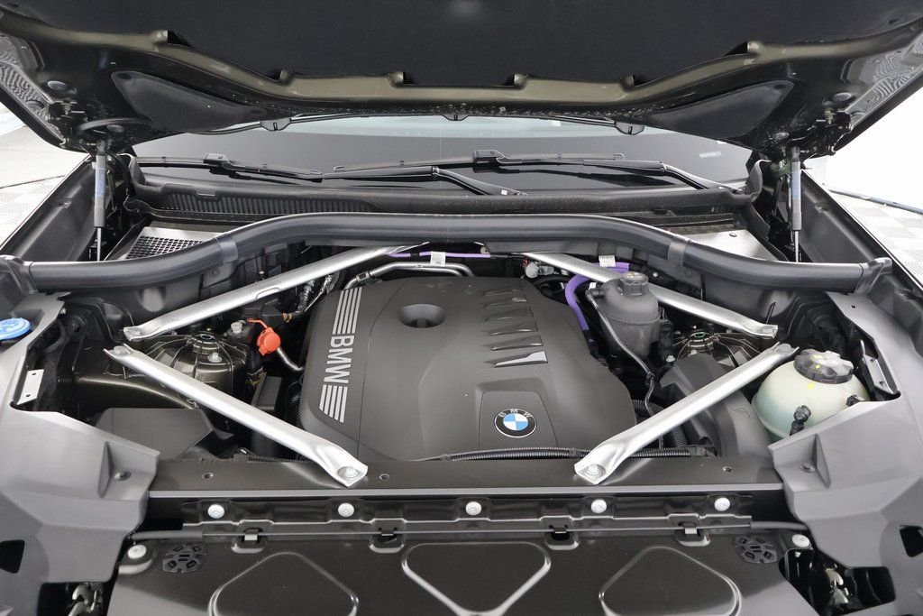 New 2026 Manhattan Green Metallic BMW xDrive40i image 9