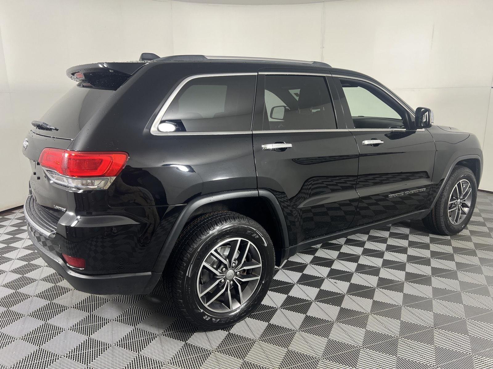 Used 2018 Diamond Black Crystal Pearlcoat Jeep Limited image 10