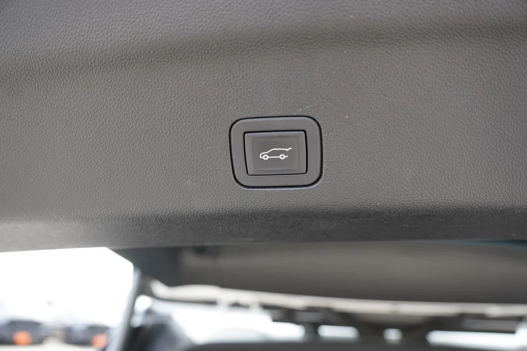 Used 2025 Summit White Chevrolet LT image 24