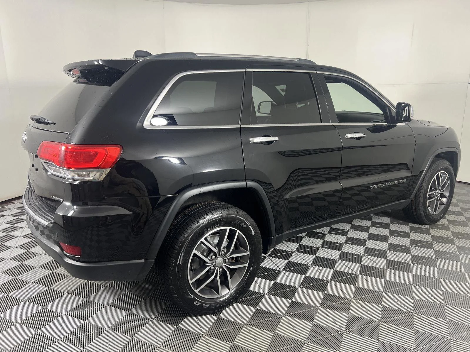 Used 2018 Diamond Black Crystal Pearlcoat Jeep Limited image 10