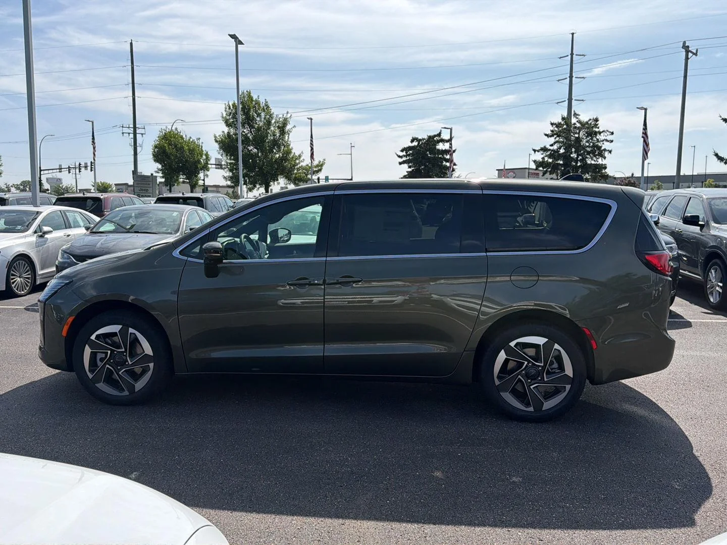 New 2027 Olive Green Pearl-Coat Exterior Paint Chrysler Limited image 4