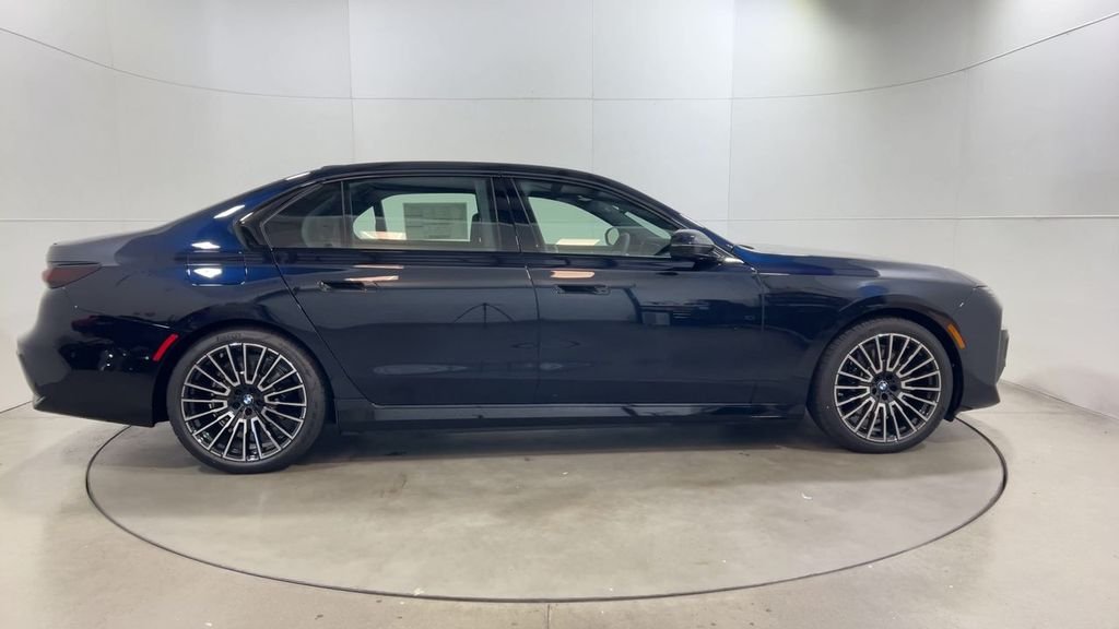 2026 BMW 7 Series 750e - Photo 9