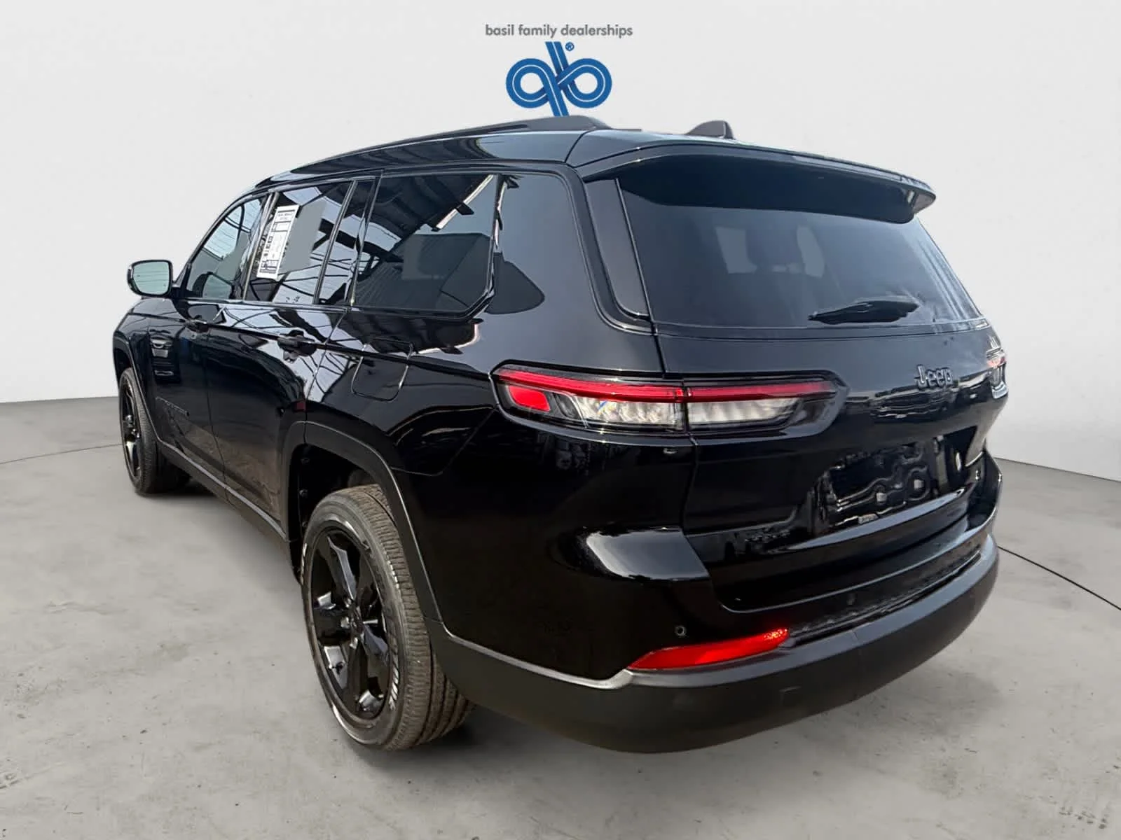 Used 2023 Diamond Black Crystal Pearlcoat Jeep Altitude image 4