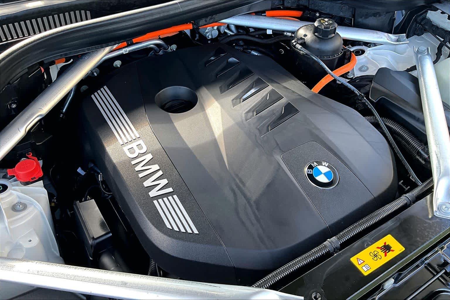 Used 2026 Alpine White BMW xDrive50e image 32