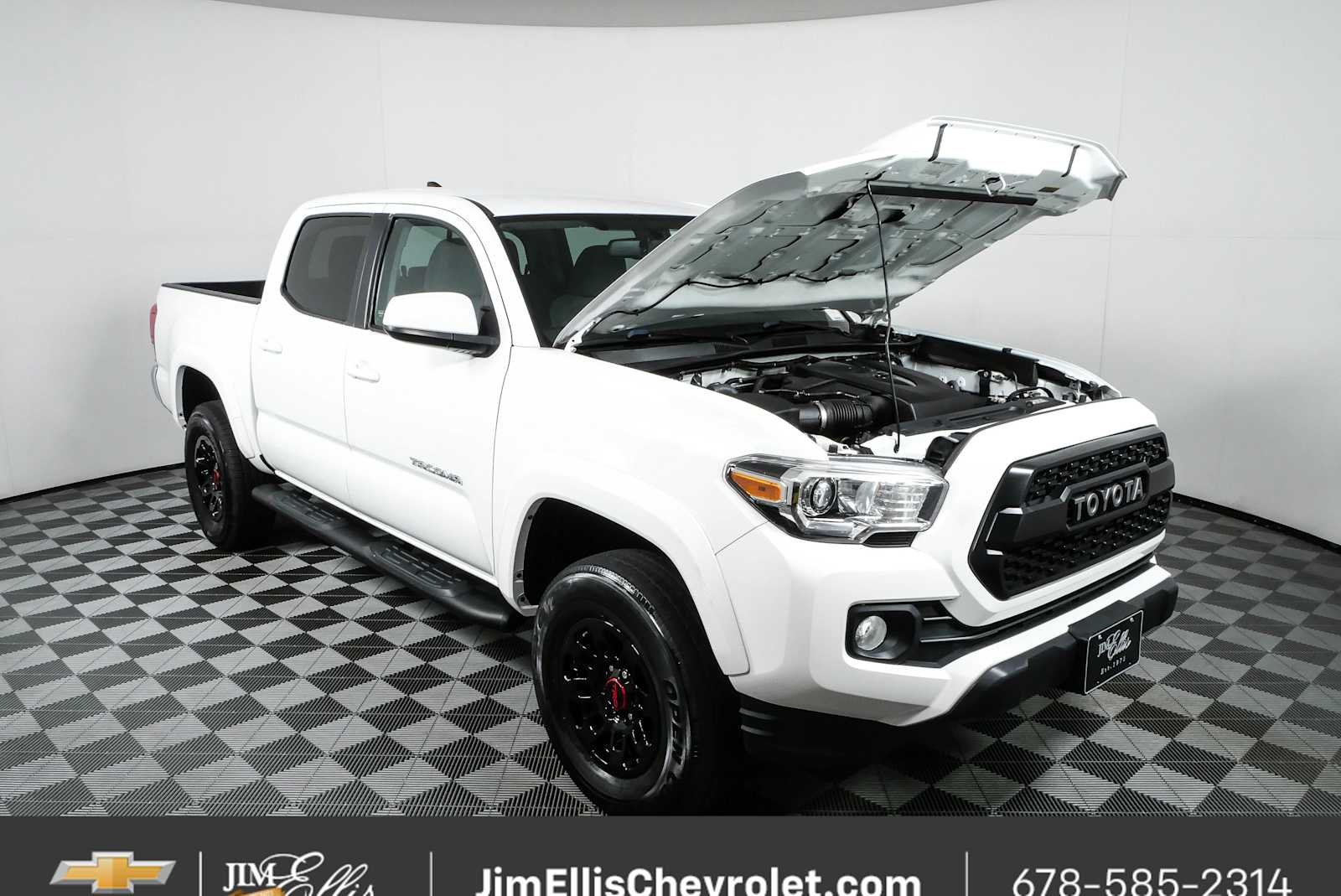 Used 2017 White Toyota SR5 V6 image 29