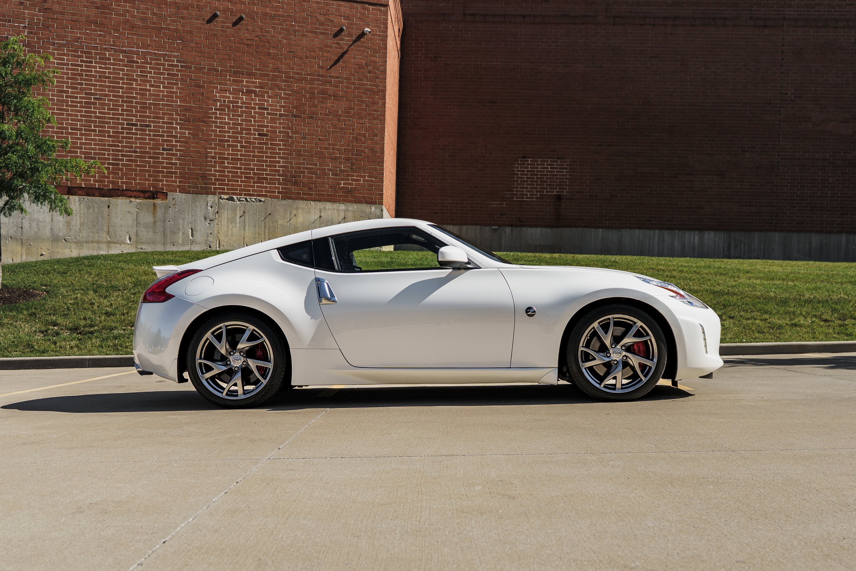 Used 2016 Pearl White Nissan Sport image 3