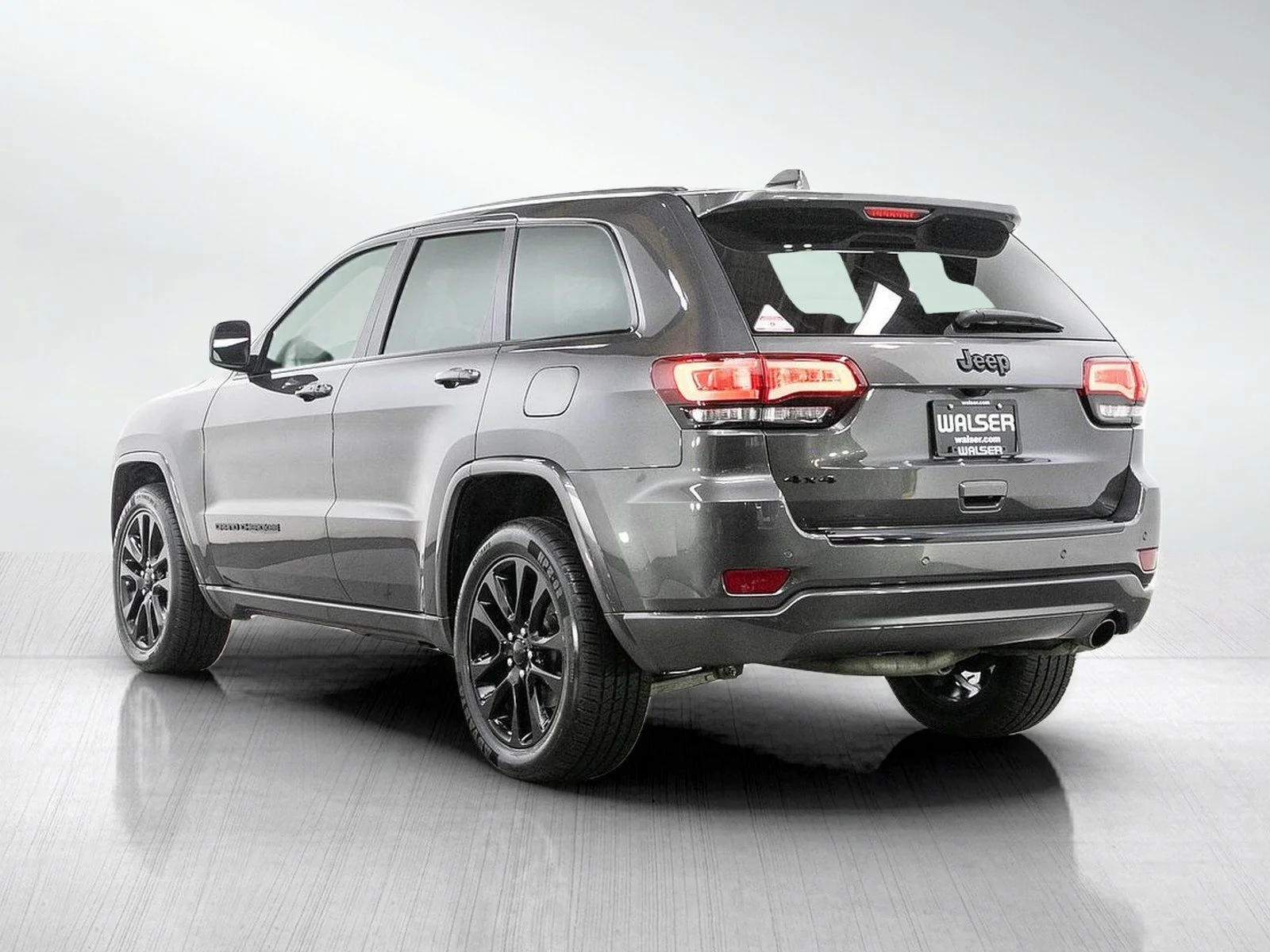 Used 2018 Granite Crystal Metallic Clearcoat Jeep Altitude image 3