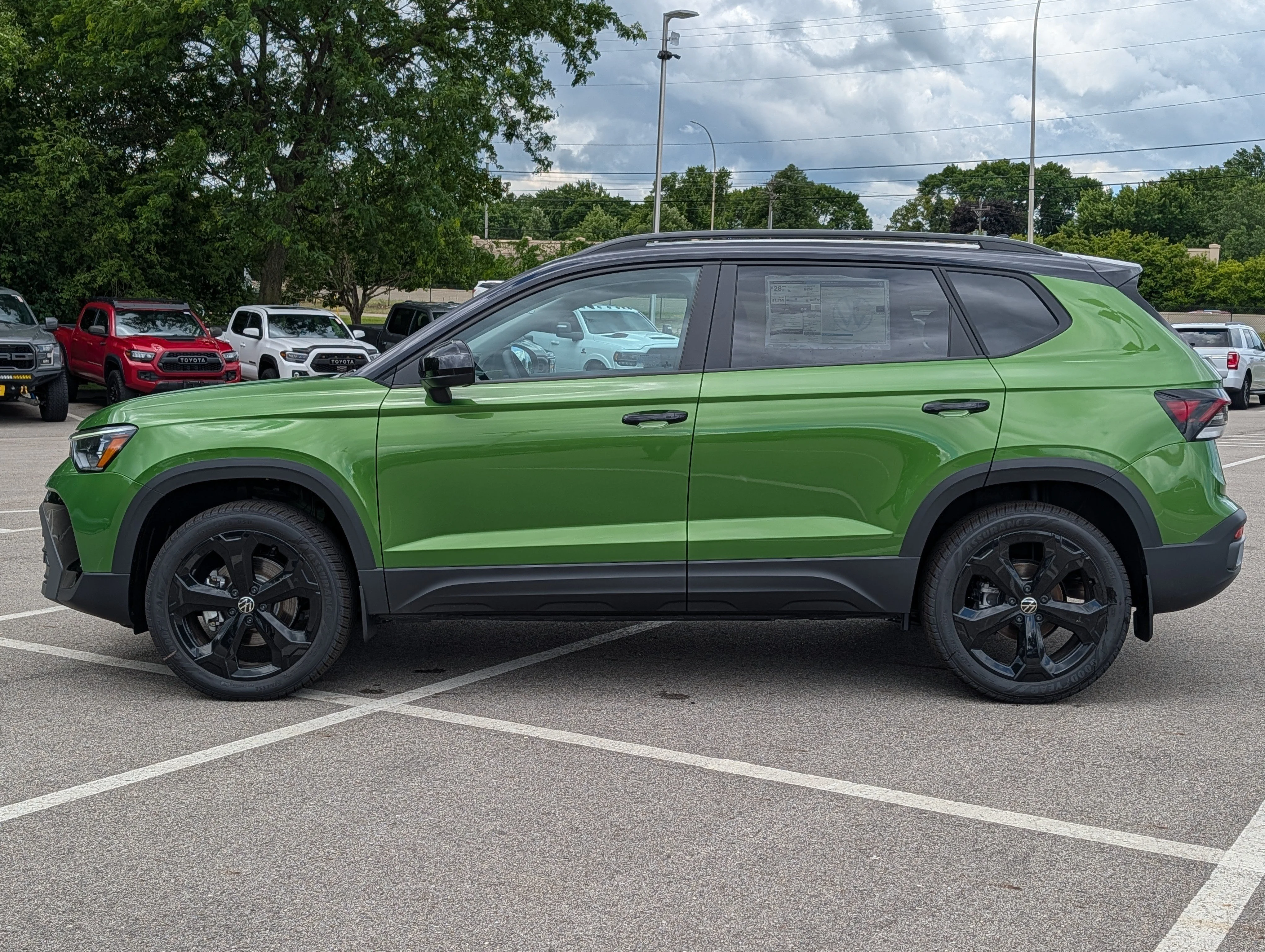 New 2026 Bright Moss Green Metallic/Deep Black Roof Volkswagen SE Black image 3