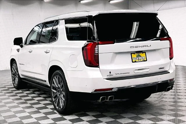 Used 2025 White Frost Tricoat GMC Denali Ultimate image 2