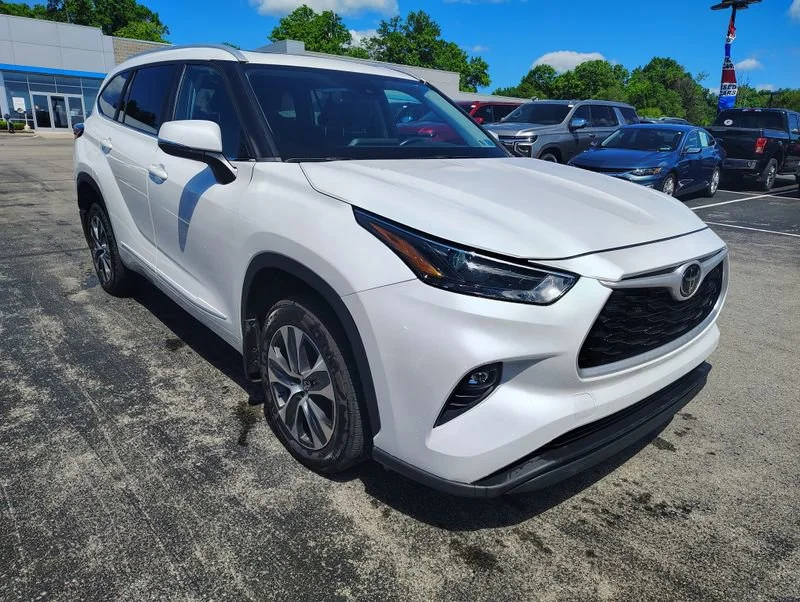 Used 2023 Off-white Toyota XLE image 3