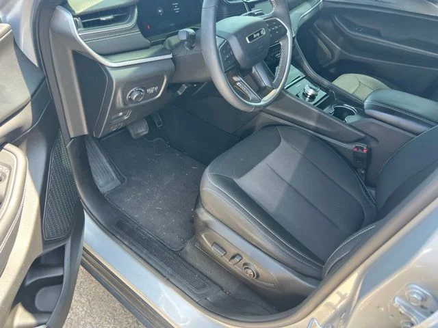 Used 2025 Silver Jeep Laredo X image 4