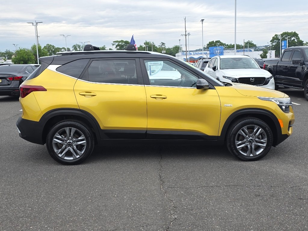 Used 2021 Starbright Yellow/Black Roof Kia S image 18
