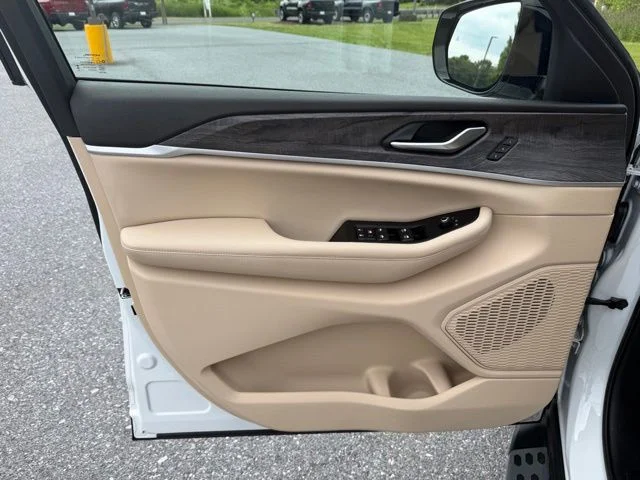 Used 2023 White Jeep Limited image 11